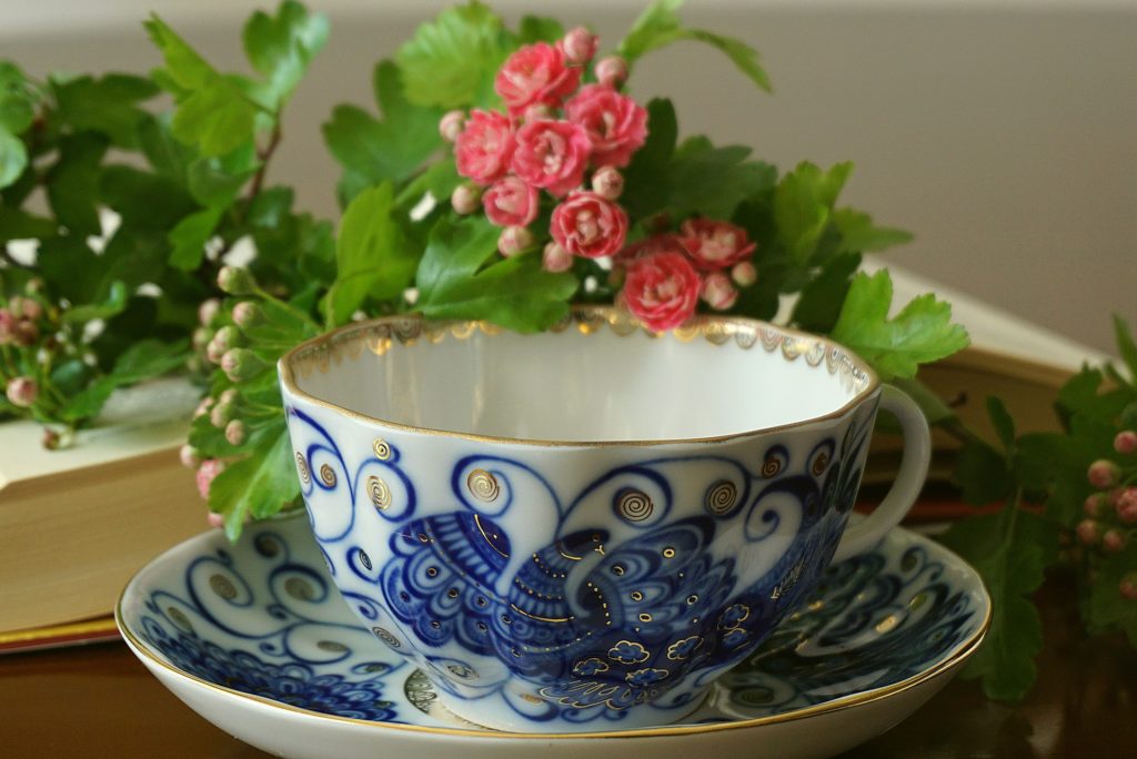 une tasse et des fleurs roses, symbole de calme et de bonne santé