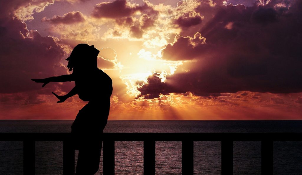 femme en bord de mer, au coucher du soleil, semblant épanouie, sans stress ni douleur thoracique