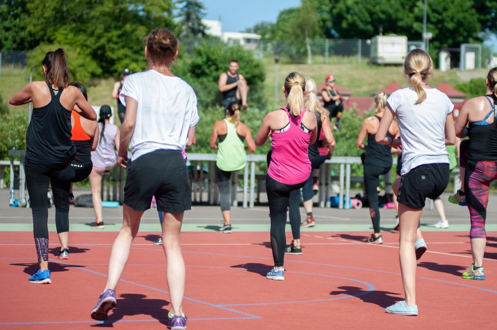 des femmes en tenue de sport font de la gymnastique, pour évacuer leur stress au travail